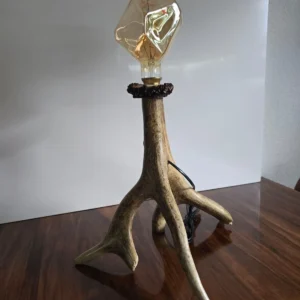 Stolna lampa od jelenjeg roga
