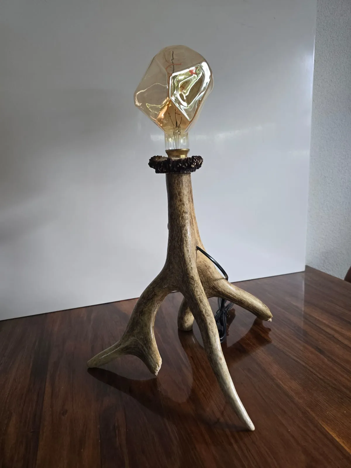 Stolna lampa od jelenjeg roga
