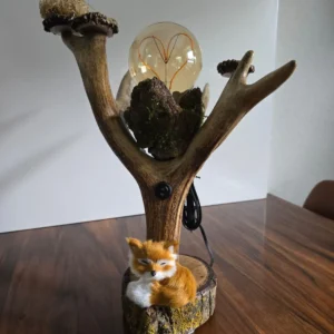 Stolna lampa od drveta i roga