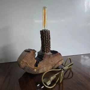 Mala stolna lampa od drveta i roga